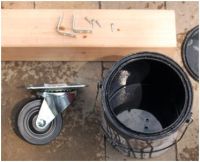 Zwenkwielen beits en oud hout voor een tuintafel.