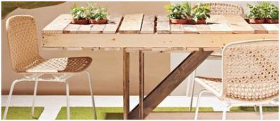 De pallettafel afgebouwd en in gebruik in de tuin.
